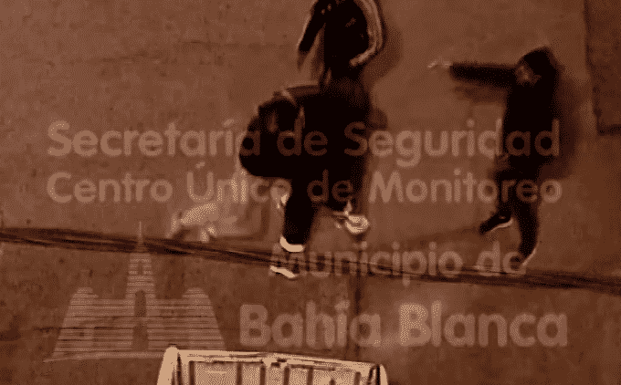 A las piñas en la calle