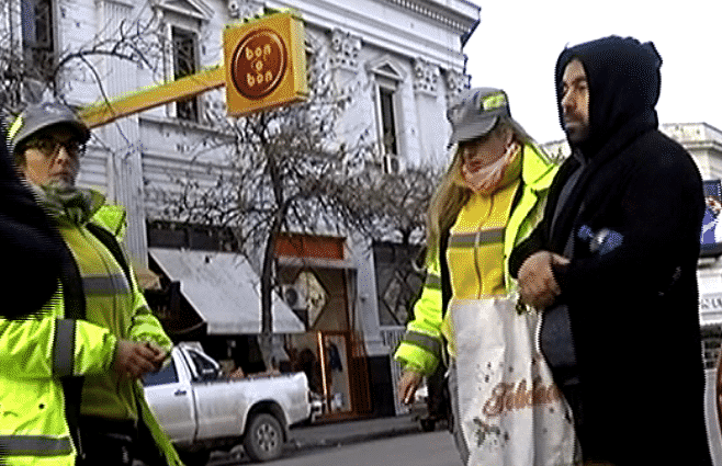 Manejaba borracho y se quedó dormido en un semáforo