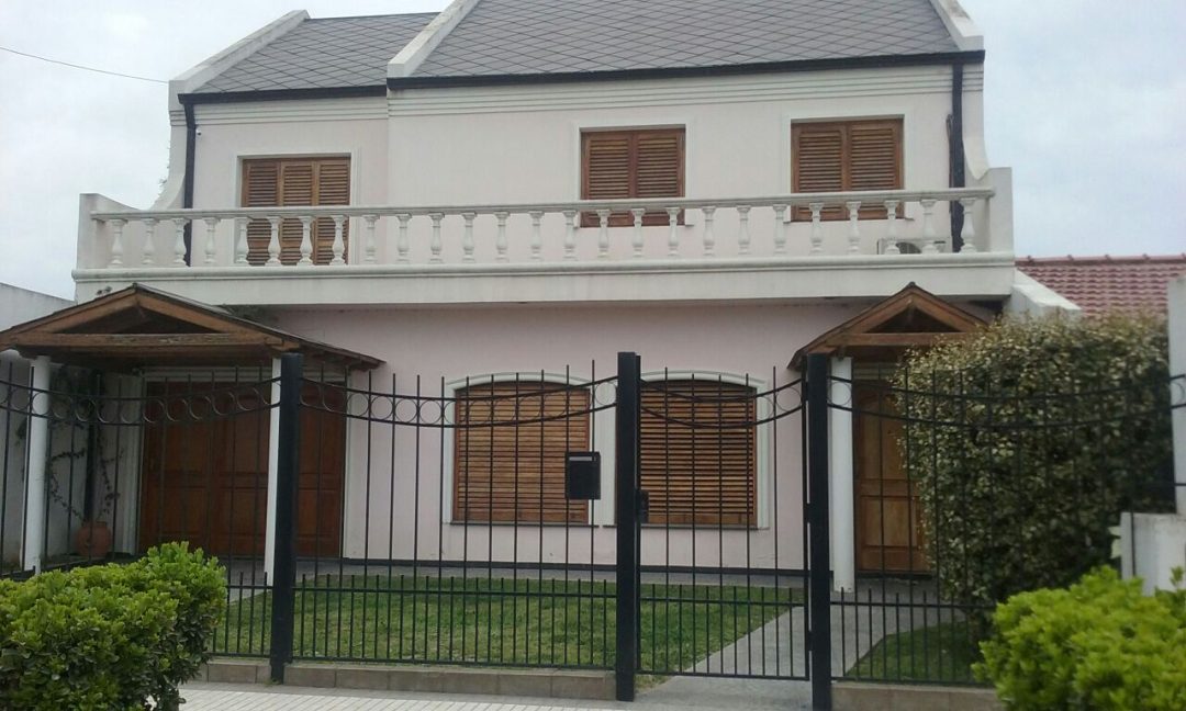 Los golpearon, los amenazaron y le robaron hasta el perro en un violento asalto en el barrio Colón