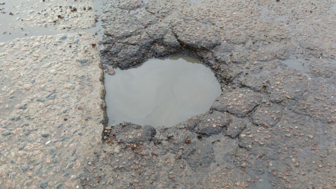 Baches: municipio reconocerá arreglo de un auto