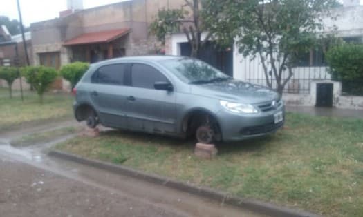Se despertó y encontró que le habían robado las cuatro ruedas del auto