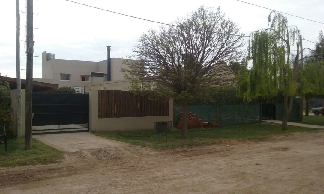 Le robaron el auto de su casa