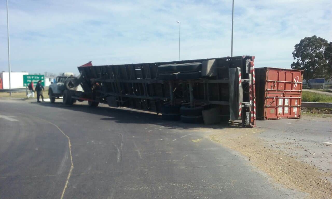 Volcó un camión en la rotonda de Pedro Pico