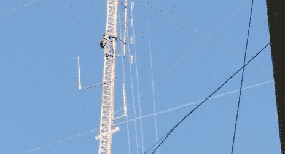Un vecino se subió a la antena de la municipalidad para reclamar obras cloacales para Grünbein