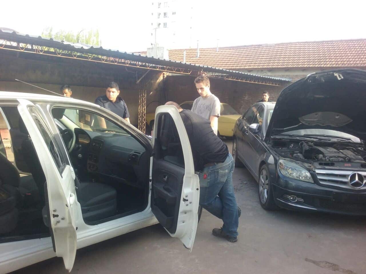 Encontraron otro auto robado y droga en la cochera del hombre que ayer denunció que fue secuestrado