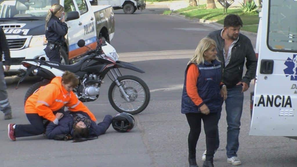 Chocó a dos motociclistas y se escapó
