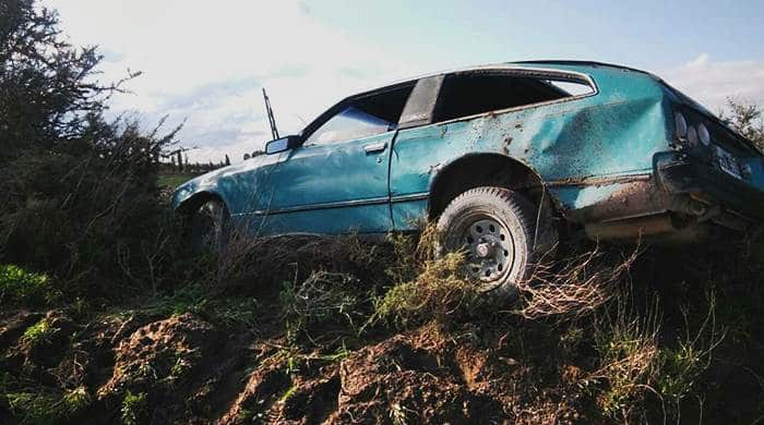 Chocó, escapó, volcó y murió