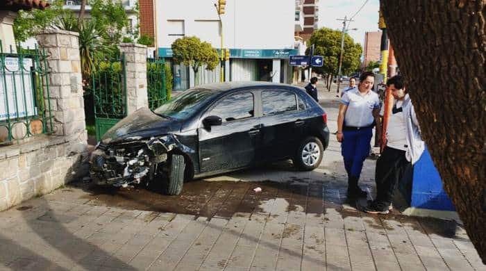 Manejaba borracho y se incrustó en un comercio