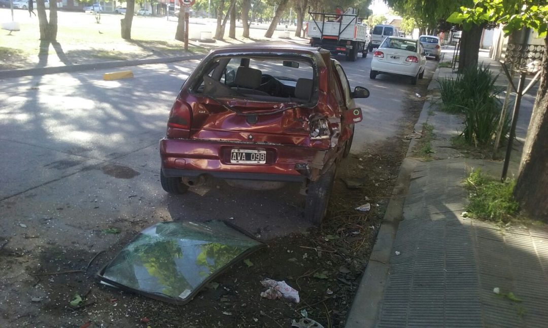 Chocó dos autos estacionados, un árbol y se fue del lugar
