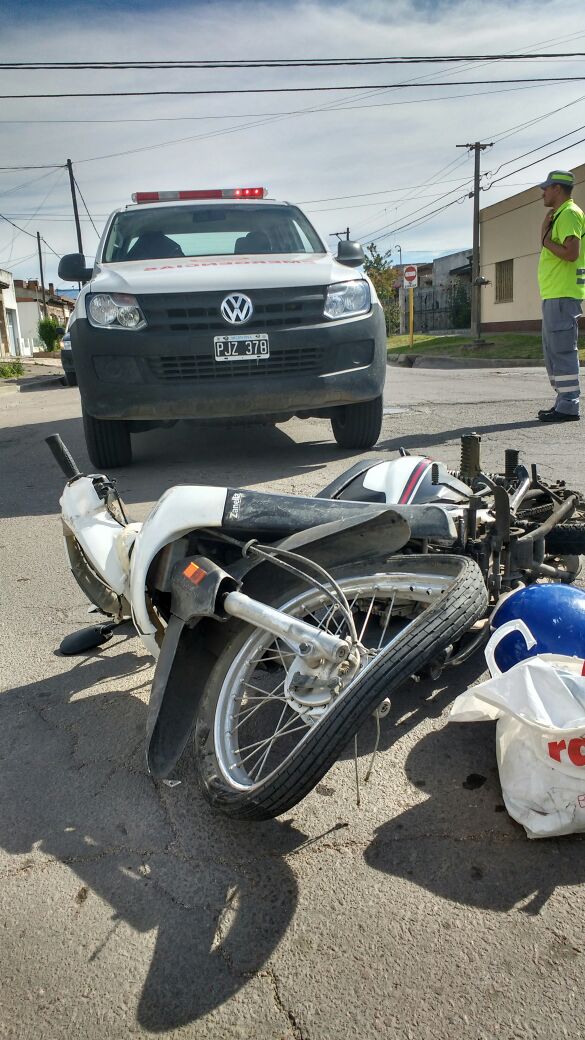 Un motociclista chocó contra un colectivo y terminó internado