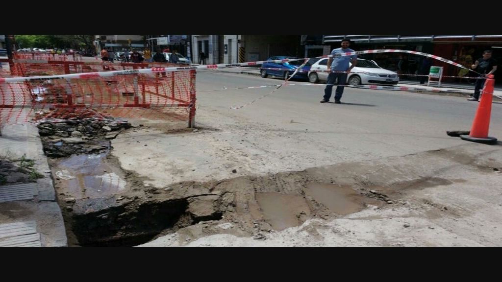Cortaron el tránsito en Belgrano al 100 luego de que cediera el asfalto por una pérdida de agua