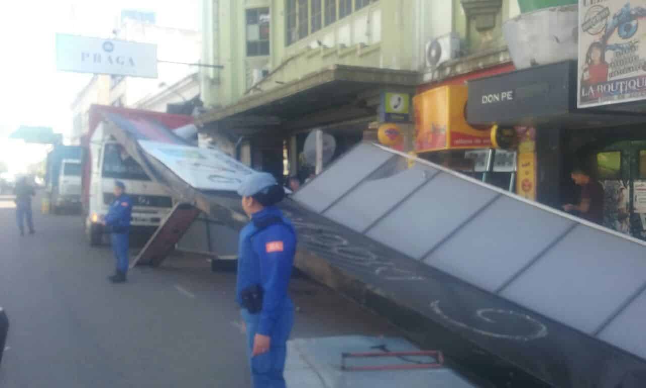 Un camión repartidor chocó la marquesina de un comercio y provocó destrozos en pleno centro