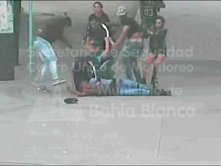 Desmayaron a un joven en una pelea en la plaza Rivadavia