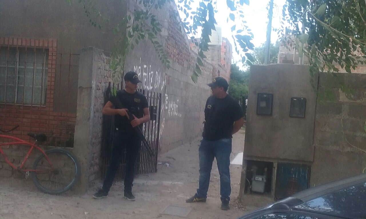 Allanan la casa de la madre que fue filmada haciendo fumar a su hijo y encuentran una planta de marihuana