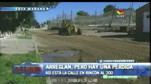 Insólito: arreglan una calle pero esquivan la pérdida de agua