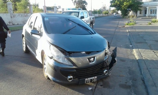 Robó un auto, chocó y lo detuvieron huyendo