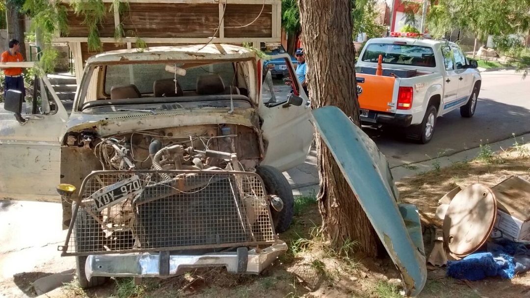 Se quedó sin frenos y terminó volcando