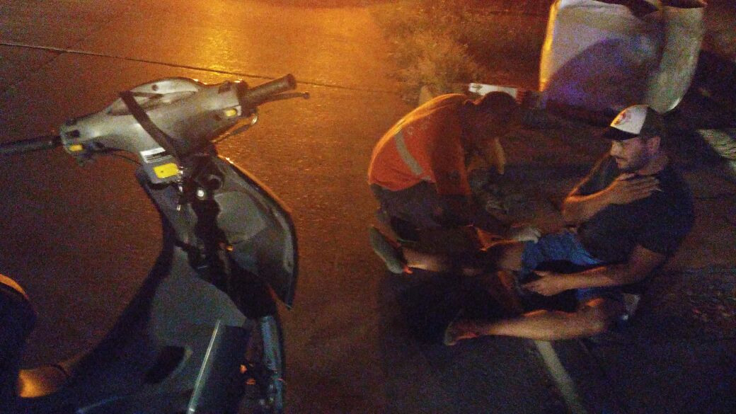 Le abrieron la puerta de un auto y sufrió varios golpes al caer de su moto