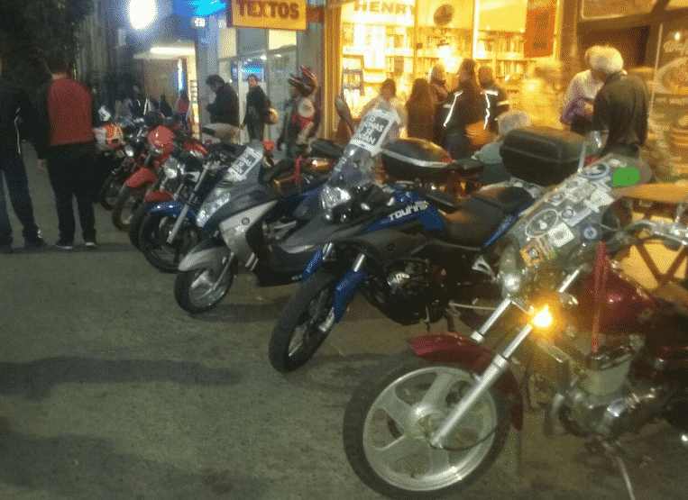 Motociclistas protestan por ley que obliga a grabar patente en cascos
