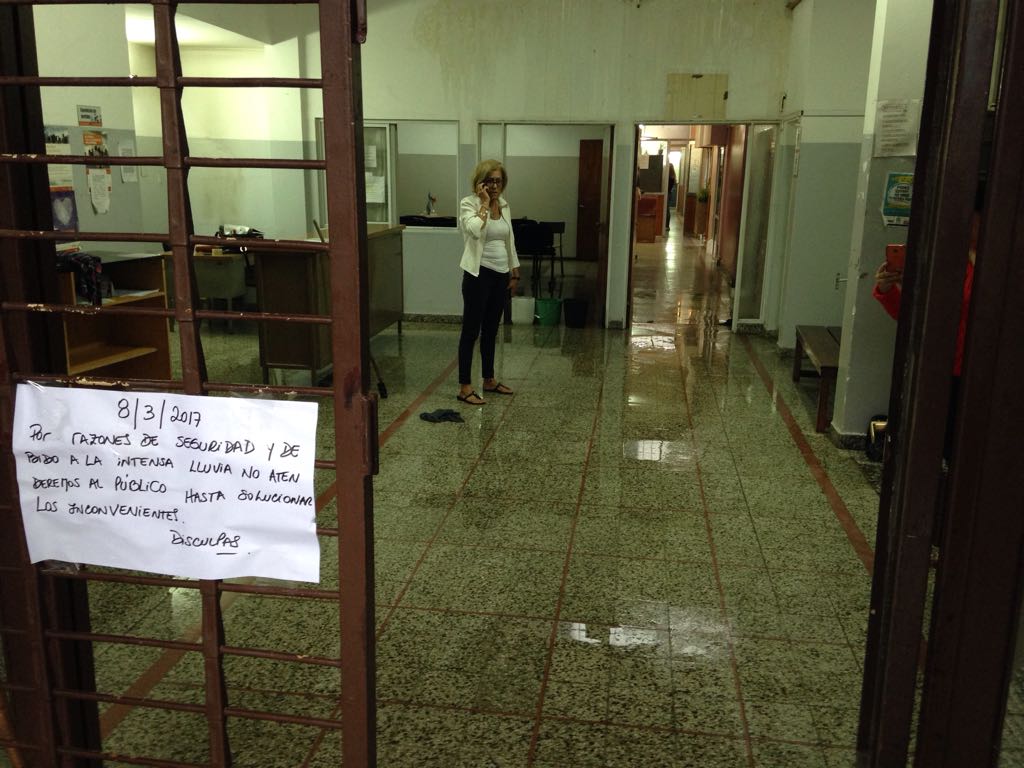Cerrado por lluvia: no se hacen trámites en el registro civil