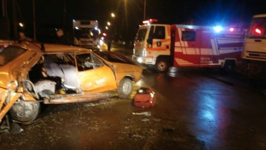 Fuerte accidente entre un auto y un camion de Sapem Ambiental