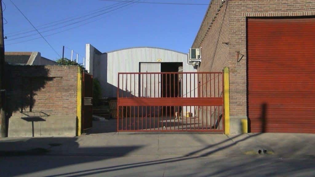 Cortaron las alarmas y forzaron una caja fuerte para robar en un depósito