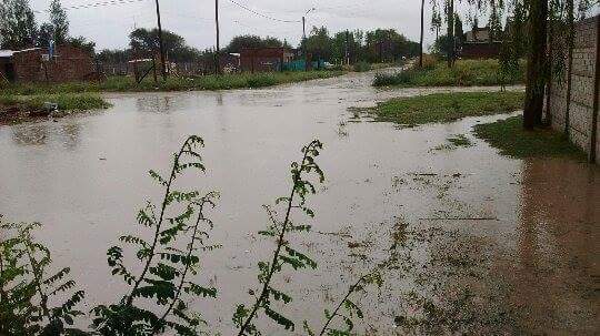 Calles inundadas, gente asistida saldo de la lluvia de anoche