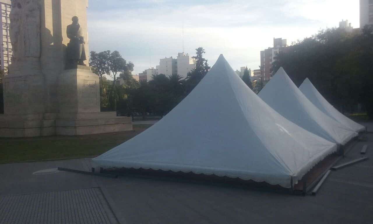 Docentes universitarios instalan una carpa en la Plaza Rivadavia