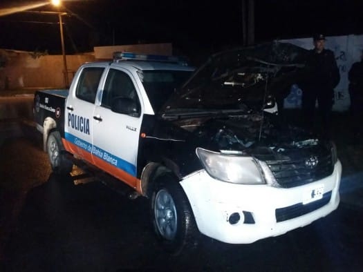 Insólito: Un patrullero se prendió fuego cuando acudió al incendio de otro auto