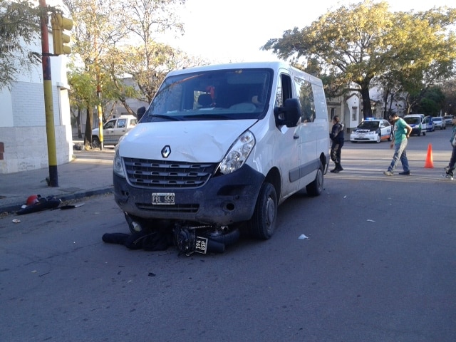 Un motociclista fracturado en un choque