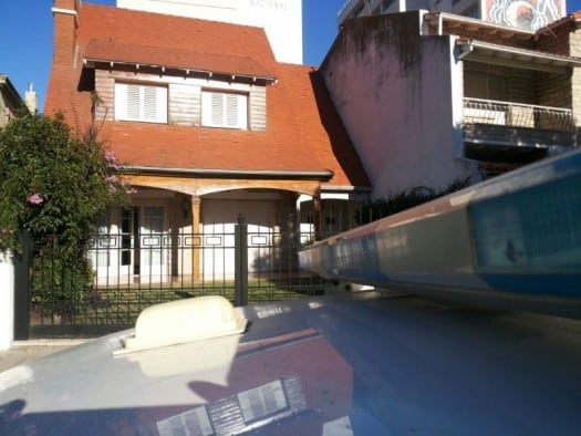 Atan a una pareja en una entradera