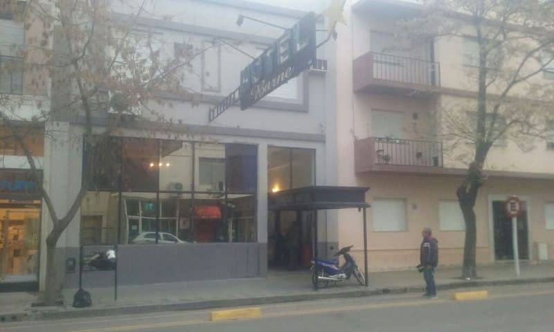 Molestó a unos extranjeros y mordió a un policía