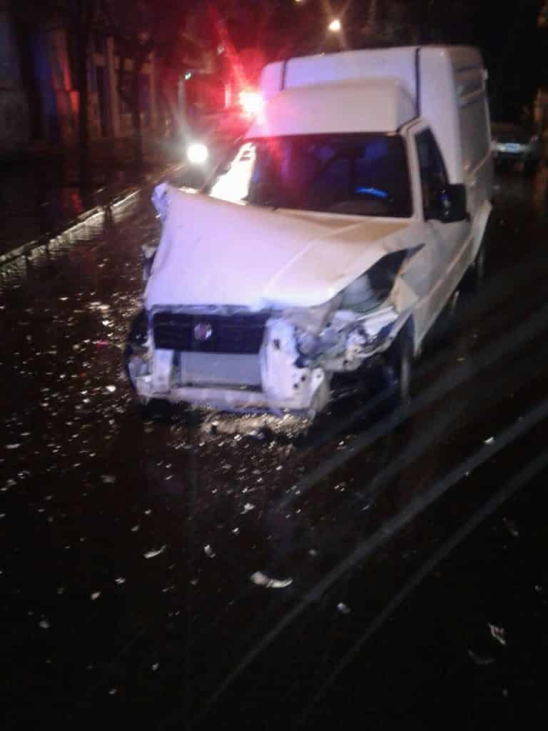 Policía local borracho chocó dos veces