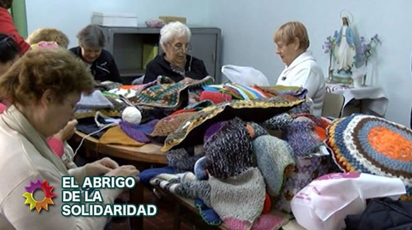 Solidarias: tejen por los más necesitados