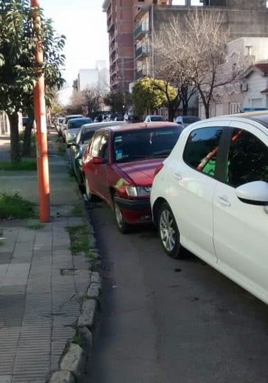 Quiso estacionar y provocó un choque en cadena