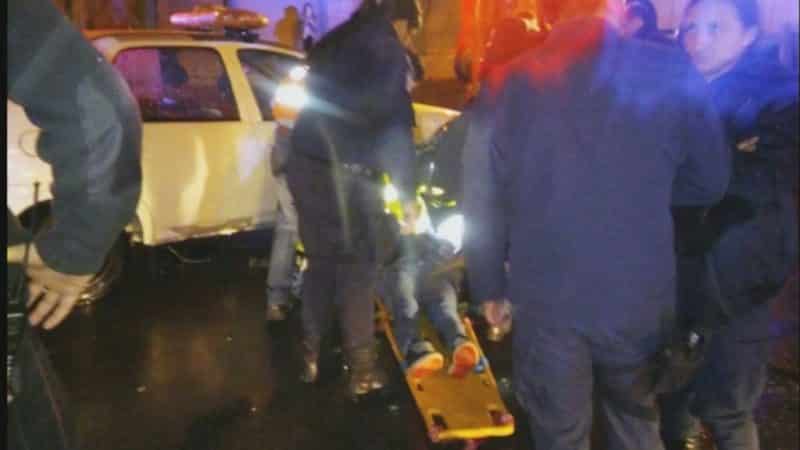 Quedó atrapada debajo de un auto