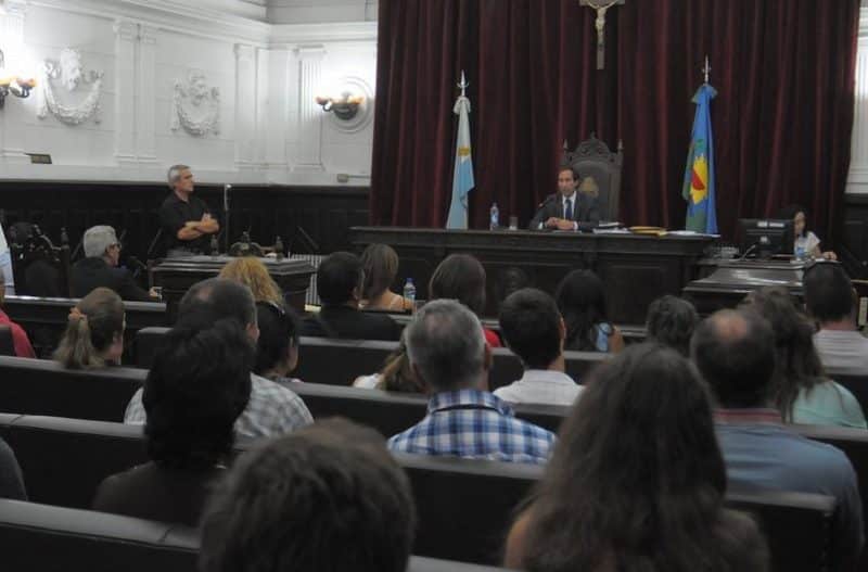 Un veredico culpable y otro no culpable en juicio por jurados