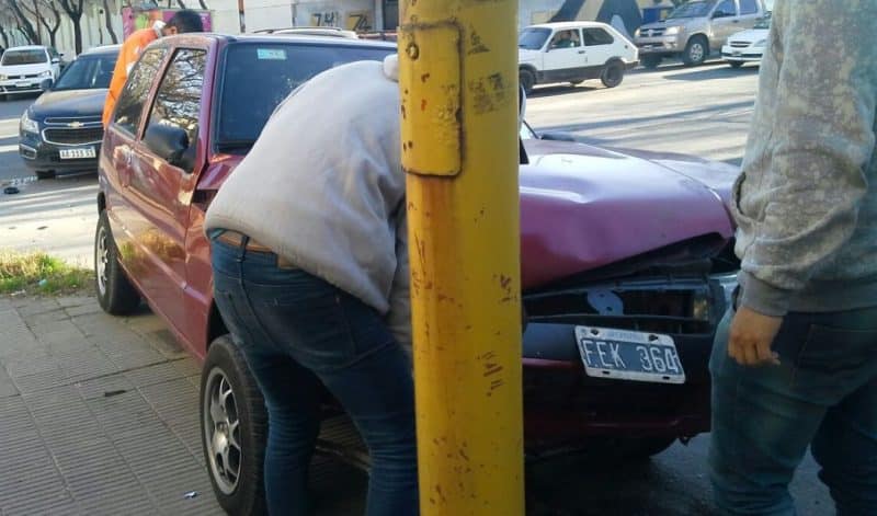 Chocó, se subió a la vereda y terminó contra un semáforo