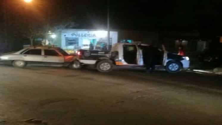 Dos policías heridos en un choque
