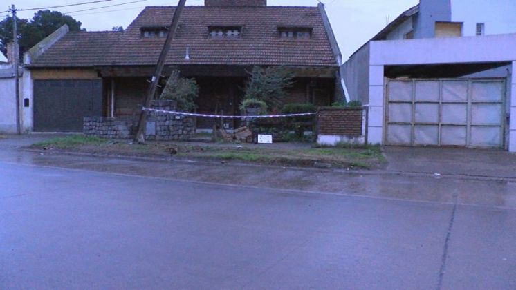 Volcaron, chocaron contra una casa y escaparon