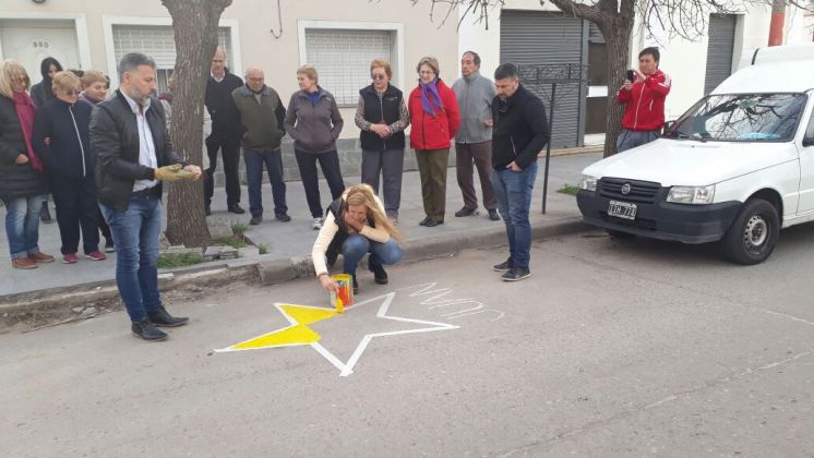 Pintaron una estrella amarilla por Juan Baustista Luzzi