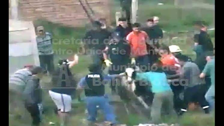 Así rescataron un caballo que cayó a un pozo ciego