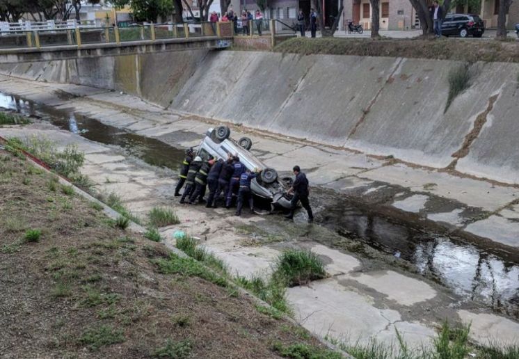 Volcó y terminó en el Canal Maldonado