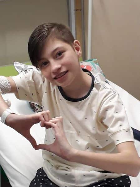 Thiago es feliz jugando, mientras espera un trasplante