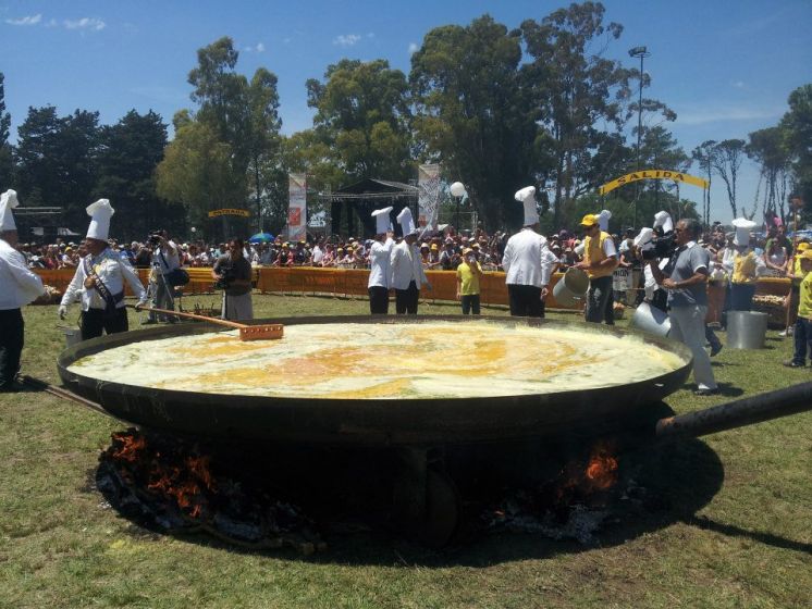 Pigüé: la Omelette Gigante romperá su propio récord con 20 mil huevos