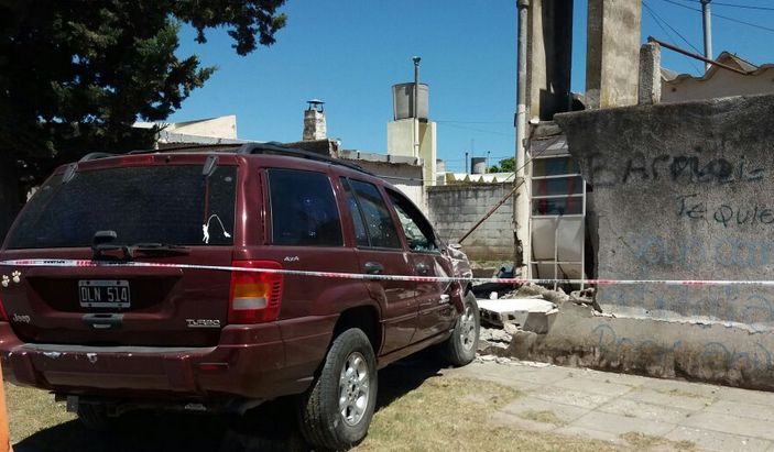 Ebrio, choco y destruyó el frente de una casa
