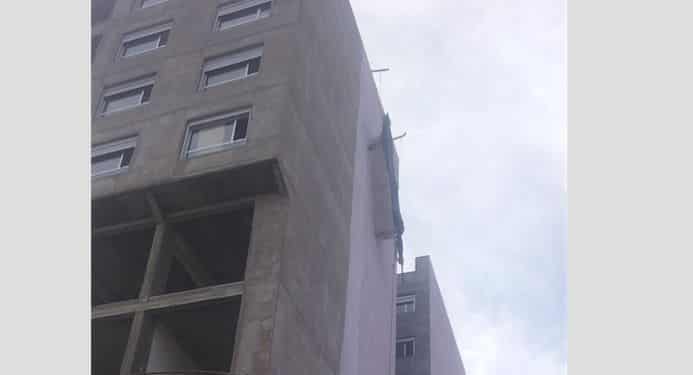 Quedaron colgados de un andamio y se salvaron de milagro