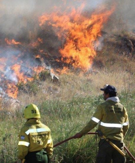 Buscan a un “loco” que predió fuego las sierras