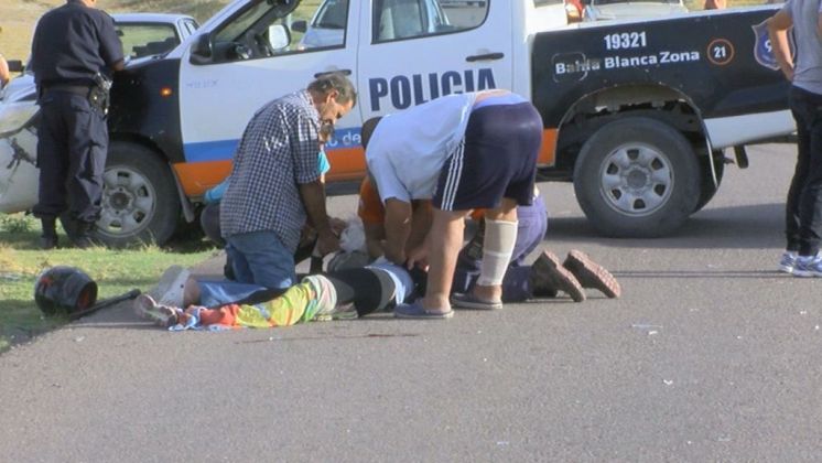 Una motociclista sufrió una fractura y quedó desmayada