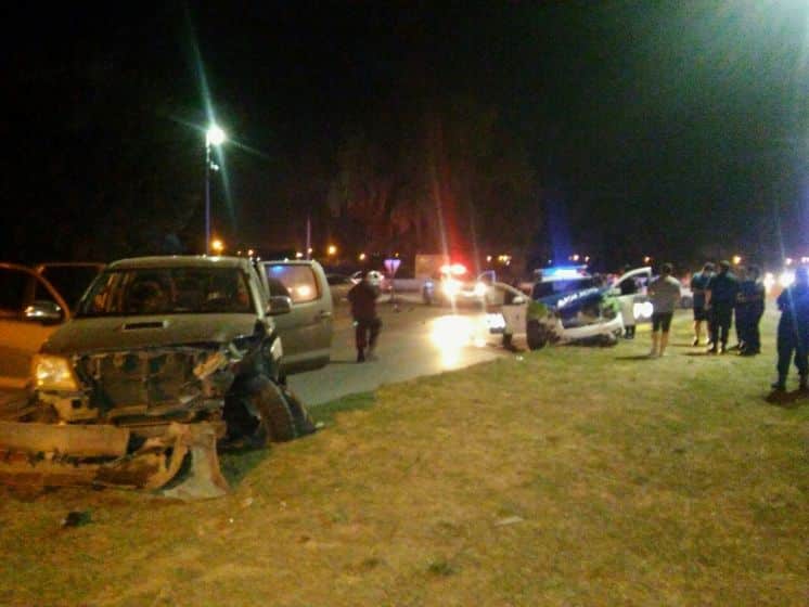 Fuerte choque entre un patrullero y una camioneta